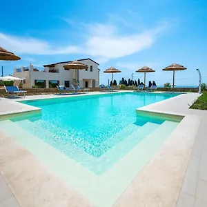 Carmiano: Luxury Seaside Retreat With And Pool Avola